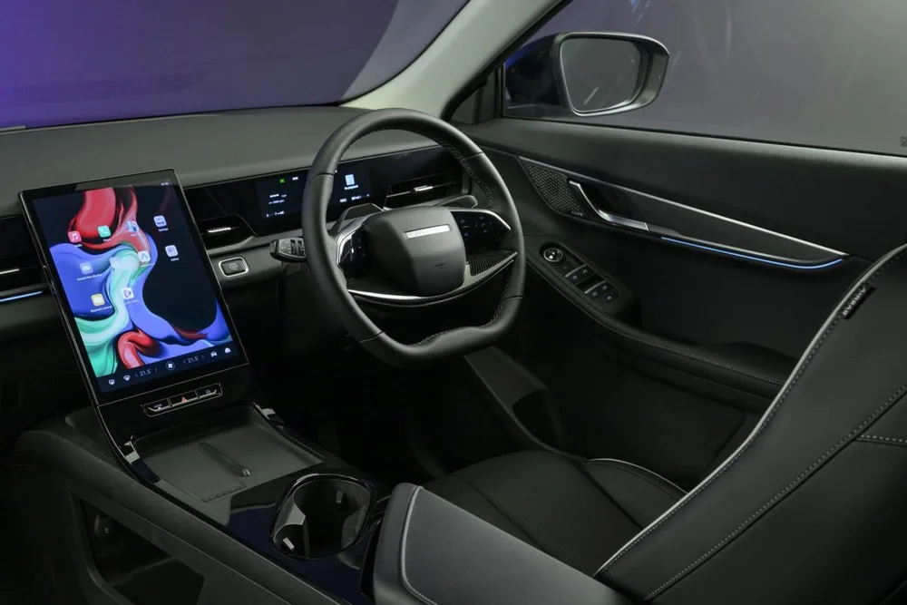 Manufacturer 5-family cabin photograph showing the dashboard, steering wheel and synthetic leather upholstery
