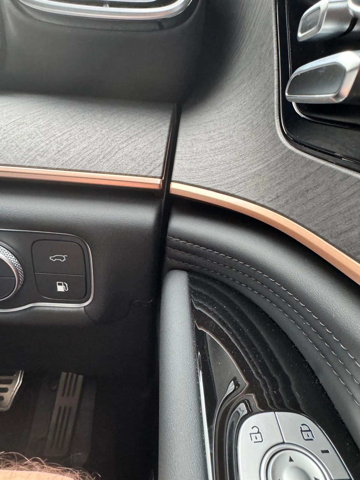 Owner photograph of driver-side JAECOO 8 dashboard and door trim for comparison