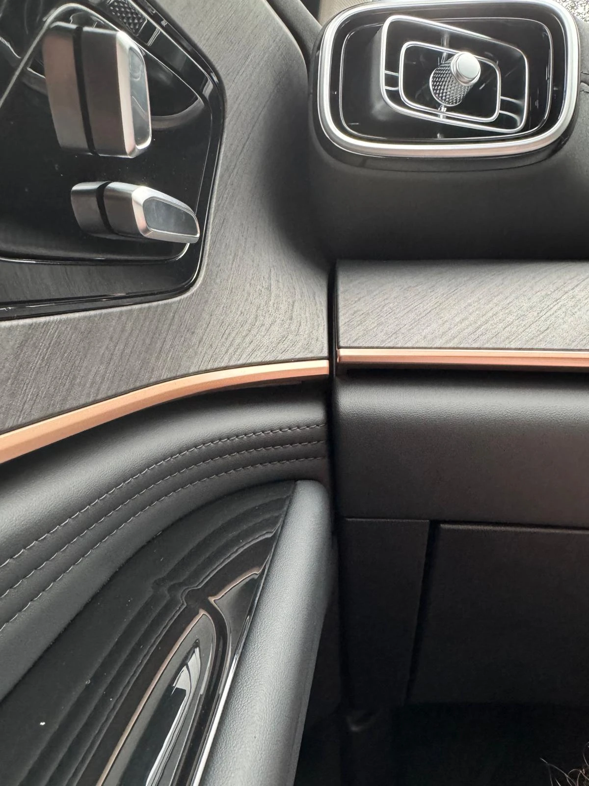 The founder’s own photograph of the JAECOO 8 passenger-side interior trim