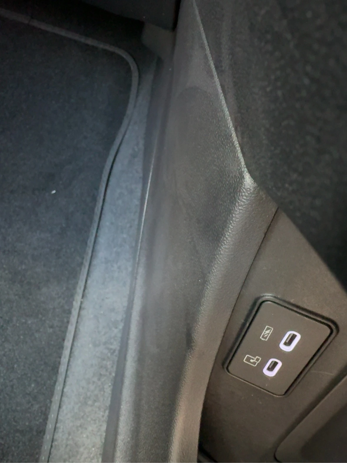 Owner photograph of the USB connections in the JAECOO 8 centre console